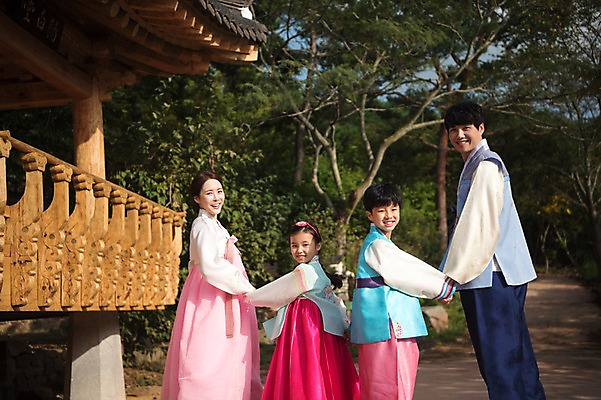 포토 JPG 주간 여자 명절 남자 딸 아들 어린이 40대 가족 엄마 서기 미소 여러명 상반신 성인 야외 옆모습 아웃포커스 10대 30대 손잡기 한국인 뒤돌아보기 아빠 한복 핵가족 정자 안면도 국내포토 자연요소 한국전통 전통 건축물 기념일 뷰포인트 중년 다수 관계 모션 청소년 촬영기법 표정 사람 동양인 장년 충청남도 전통의상 태안 파일형식