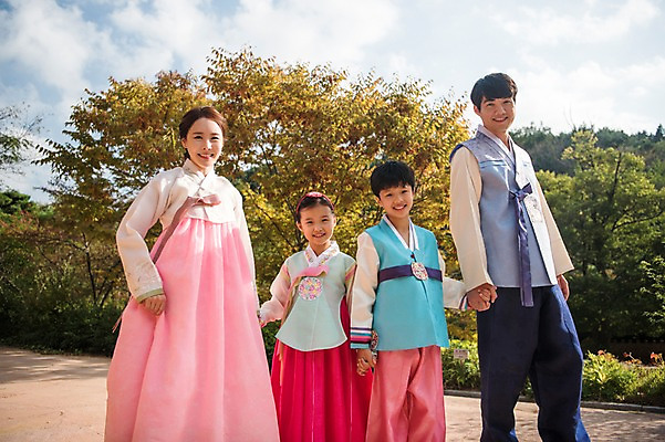 포토 JPG 주간 나무 여자 명절 남자 딸 아들 어린이 40대 가족 하늘 엄마 서기 미소 여러명 상반신 성인 야외 앞모습 10대 30대 손잡기 한국인 아빠 한복 핵가족 안면도 국내포토 자연요소 식물 한국전통 전통 기념일 뷰포인트 중년 다수 관계 모션 청소년 표정 사람 동양인 장년 충청남도 전통의상 태안 파일형식