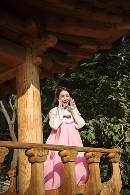포토 JPG 주간 나무 건축물 여자 명절 한명 서기 웃음 상반신 성인 야외 앞모습 30대 외침 한국인 한복 정자 안면도 성인여자한명만 국내포토 자연요소 식물 1 한국전통 전통 기념일 건축 뷰포인트 모션 표정 사람 동양인 장년 소리 충청남도 전통의상 태안 여자한명만 성인여자만 파일형식