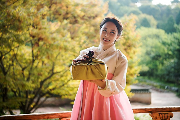 포토 JPG 주간 나무 여자 명절 선물 한명 서기 미소 들기 상반신 성인 야외 앞모습 아웃포커스 30대 한국인 한복 정자 안면도 성인여자한명만 국내포토 자연요소 식물 1 한국전통 전통 건축물 기념일 뷰포인트 모션 촬영기법 표정 사람 동양인 장년 충청남도 전통의상 태안 여자한명만 성인여자만 파일형식