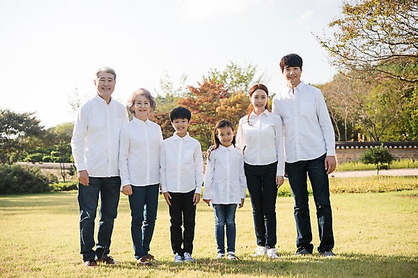 포토 JPG 주간 전신 나무 여자 할아버지 남자 딸 아들 할머니 어린이 40대 가족 엄마 대가족 한국 서기 미소 잔디 여러명 성인 야외 앞모습 아웃포커스 10대 30대 정원 한국인 아빠 60대 안면도 국내포토 자연요소 식물 노년 아시아 뷰포인트 중년 다수 관계 모션 청소년 촬영기법 표정 사람 동양인 장년 충청남도 태안 파일형식