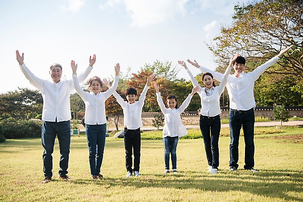 포토 JPG 주간 전신 나무 여자 할아버지 남자 딸 아들 할머니 어린이 40대 가족 엄마 팔벌리기 대가족 한국 서기 웃음 잔디 여러명 성인 야외 앞모습 아웃포커스 10대 30대 손들기 정원 한국인 아빠 60대 안면도 국내포토 자연요소 식물 노년 아시아 뷰포인트 중년 다수 관계 모션 청소년 촬영기법 표정 사람 동양인 장년 충청남도 태안 파일형식