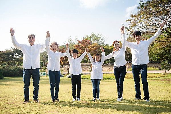 포토 JPG 주간 전신 나무 여자 할아버지 남자 딸 아들 할머니 어린이 40대 가족 엄마 팔벌리기 대가족 한국 서기 웃음 잔디 여러명 성인 야외 앞모습 아웃포커스 10대 30대 손들기 정원 한국인 아빠 60대 안면도 국내포토 자연요소 식물 노년 아시아 뷰포인트 중년 다수 관계 모션 청소년 촬영기법 표정 사람 동양인 장년 충청남도 태안 파일형식