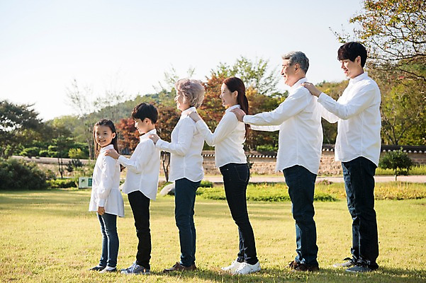 포토 JPG 주간 전신 나무 여자 할아버지 남자 딸 아들 할머니 어린이 40대 가족 엄마 대가족 한국 서기 미소 잔디 여러명 성인 야외 옆모습 아웃포커스 10대 30대 정원 한국인 아빠 60대 기차놀이 안면도 어깨에손 국내포토 자연요소 식물 노년 아시아 뷰포인트 중년 다수 관계 모션 청소년 놀이 촬영기법 표정 사람 동양인 장년 충청남도 태안 파일형식