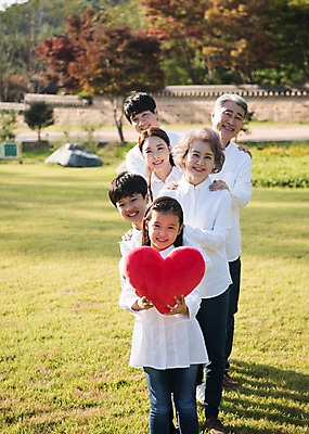 포토 JPG 주간 여자 할아버지 남자 딸 아들 할머니 어린이 40대 가족 엄마 대가족 한국 서기 미소 들기 잔디 여러명 상반신 성인 야외 앞모습 아웃포커스 10대 30대 정원 한국인 하트 아빠 60대 하트쿠션 기차놀이 안면도 어깨에손 국내포토 자연요소 모양 식물 노년 아시아 뷰포인트 중년 다수 쿠션 관계 모션 청소년 놀이 촬영기법 표정 사람 동양인 장년 충청남도 태안 파일형식