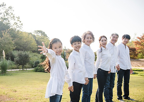 포토 JPG 주간 전신 나무 여자 할아버지 남자 딸 아들 할머니 어린이 40대 가족 엄마 대가족 한국 서기 미소 잔디 여러명 상반신 성인 야외 앞모습 옆모습 아웃포커스 10대 30대 정원 손잡기 화목 한국인 아빠 60대 손내밀기 안면도 국내포토 자연요소 식물 노년 아시아 뷰포인트 중년 다수 컨셉 관계 모션 청소년 촬영기법 표정 사람 동양인 손짓 장년 충청남도 태안 파일형식