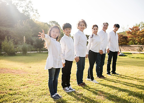 포토 JPG 주간 전신 나무 여자 할아버지 남자 딸 아들 할머니 어린이 40대 가족 엄마 대가족 한국 그림자 서기 미소 잔디 여러명 성인 야외 옆모습 아웃포커스 10대 30대 정원 손잡기 화목 한국인 아빠 60대 손내밀기 안면도 국내포토 자연요소 식물 노년 아시아 뷰포인트 중년 다수 컨셉 관계 모션 청소년 촬영기법 표정 사람 동양인 손짓 장년 충청남도 태안 파일형식