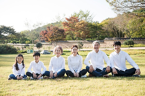 포토 JPG 주간 전신 나무 여자 할아버지 남자 딸 아들 할머니 어린이 40대 가족 엄마 대가족 한국 미소 잔디 여러명 성인 야외 앞모습 아웃포커스 10대 30대 정원 한국인 아빠 60대 가부좌 안면도 국내포토 자연요소 식물 노년 아시아 뷰포인트 중년 다수 관계 청소년 촬영기법 표정 사람 앉기 동양인 장년 충청남도 태안 파일형식