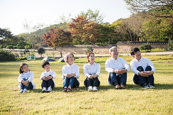 포토 JPG 주간 전신 나무 응시 여자 할아버지 남자 딸 아들 할머니 어린이 40대 가족 엄마 대가족 한국 미소 앉기 잔디 여러명 성인 야외 앞모습 아웃포커스 10대 30대 정원 한국인 올려보기 아빠 60대 안면도 국내포토 자연요소 식물 시선 노년 아시아 뷰포인트 중년 다수 관계 모션 청소년 촬영기법 표정 사람 동양인 장년 충청남도 태안 파일형식