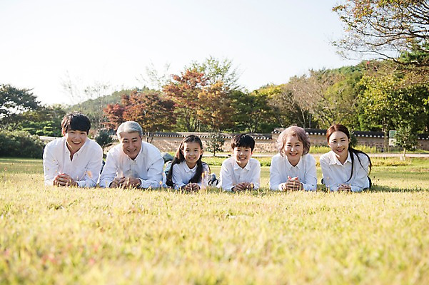 포토 JPG 주간 나무 여자 할아버지 남자 딸 아들 할머니 어린이 엎드리기 40대 가족 엄마 대가족 한국 미소 잔디 여러명 상반신 성인 야외 앞모습 아웃포커스 10대 30대 정원 한국인 아빠 60대 안면도 국내포토 자연요소 식물 노년 아시아 뷰포인트 중년 다수 관계 모션 청소년 촬영기법 표정 사람 동양인 장년 충청남도 태안 파일형식