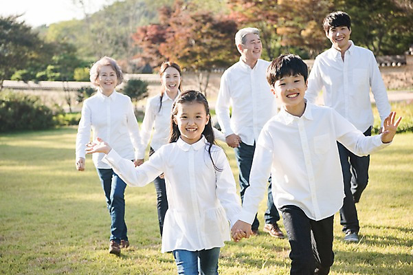 포토 JPG 주간 나무 여자 할아버지 남자 딸 아들 할머니 어린이 40대 가족 엄마 대가족 한국 서기 웃음 잔디 여러명 상반신 성인 야외 앞모습 아웃포커스 10대 30대 걷기 정원 손잡기 화목 한국인 아빠 60대 안면도 국내포토 자연요소 식물 노년 아시아 뷰포인트 중년 다수 컨셉 관계 모션 청소년 촬영기법 표정 사람 동양인 장년 충청남도 태안 파일형식