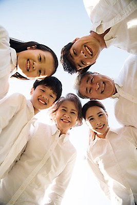 포토 JPG 주간 여자 할아버지 남자 딸 아들 할머니 얼굴 어린이 로우앵글 40대 가족 엄마 대가족 한국 서기 웃음 여러명 상반신 성인 야외 앞모습 아웃포커스 10대 30대 한국인 아빠 60대 안면도 국내포토 자연요소 노년 아시아 뷰포인트 중년 다수 관계 모션 청소년 촬영기법 표정 사람 동양인 신체부위 장년 충청남도 태안 파일형식