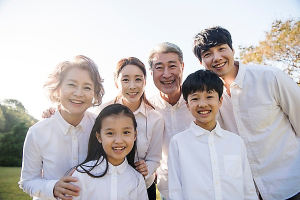 포토 JPG 주간 여자 할아버지 남자 딸 아들 할머니 어린이 40대 가족 엄마 대가족 한국 서기 웃음 여러명 상반신 성인 야외 앞모습 아웃포커스 10대 30대 한국인 아빠 60대 안면도 어깨에손 국내포토 자연요소 노년 아시아 뷰포인트 중년 다수 관계 모션 청소년 촬영기법 표정 사람 동양인 장년 충청남도 태안 파일형식