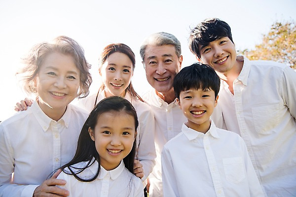 포토 JPG 주간 여자 할아버지 남자 딸 아들 할머니 어린이 40대 가족 엄마 대가족 한국 서기 웃음 여러명 상반신 성인 야외 앞모습 아웃포커스 10대 30대 한국인 아빠 60대 안면도 어깨에손 국내포토 자연요소 노년 아시아 뷰포인트 중년 다수 관계 모션 청소년 촬영기법 표정 사람 동양인 장년 충청남도 태안 파일형식