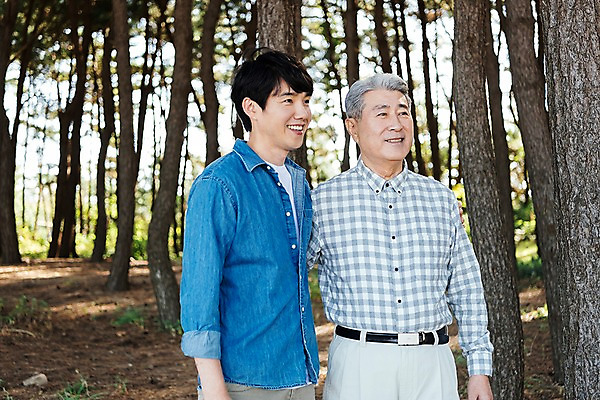 포토 JPG 주간 나무 응시 남자 아들 40대 가족 한국 서기 미소 상반신 성인 야외 두명 앞모습 옆모습 아웃포커스 산책 한국인 가족라이프 아빠 60대 숲 안면도 부자지간 남자만 국내포토 자연요소 식물 라이프스타일 시선 노년 아시아 뷰포인트 중년 관계 모션 휴식 촬영기법 표정 사람 동양인 충청남도 태안 파일형식 나라 컨셉 인종 생활 충청도