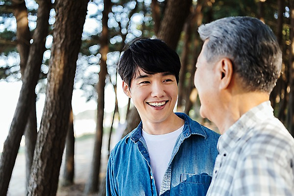 포토 JPG 주간 나무 응시 남자 아들 40대 가족 한국 서기 웃음 상반신 성인 야외 두명 앞모습 옆모습 아웃포커스 마주보기 산책 한국인 가족라이프 아빠 60대 숲 안면도 부자지간 남자만 국내포토 자연요소 식물 라이프스타일 시선 노년 아시아 뷰포인트 중년 관계 모션 휴식 촬영기법 표정 사람 동양인 충청남도 태안 파일형식
