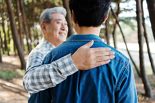 포토 JPG 주간 나무 응시 남자 아들 40대 가족 한국 서기 미소 상반신 성인 야외 두명 옆모습 뒷모습 아웃포커스 마주보기 산책 한국인 가족라이프 아빠 60대 숲 안면도 부자지간 남자만 어깨에손 국내포토 자연요소 식물 라이프스타일 시선 노년 아시아 뷰포인트 중년 관계 모션 휴식 촬영기법 표정 사람 동양인 충청남도 태안 파일형식