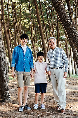포토 JPG 주간 전신 나무 할아버지 남자 아들 어린이 40대 가족 손자 한국 서기 웃음 소년 야외 앞모습 아웃포커스 10대 세명 손잡기 산책 한국인 가족라이프 아빠 60대 숲 부자3대 안면도 남자만 국내포토 자연요소 식물 라이프스타일 노년 아시아 뷰포인트 중년 관계 모션 청소년 휴식 촬영기법 표정 사람 동양인 충청남도 손주 태안 파일형식 나라 컨셉 인종 성인 생활 충청도