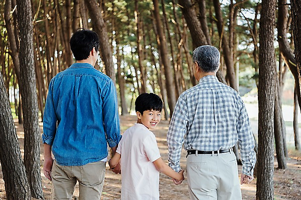 포토 JPG 주간 나무 할아버지 남자 아들 40대 가족 손자 한국 미소 상반신 야외 옆모습 뒷모습 아웃포커스 10대 세명 걷기 손잡기 산책 한국인 가족라이프 뒤돌아보기 아빠 60대 숲 부자3대 안면도 남자만 국내포토 자연요소 식물 라이프스타일 노년 아시아 뷰포인트 중년 관계 모션 청소년 휴식 촬영기법 표정 사람 동양인 충청남도 손주 태안 파일형식