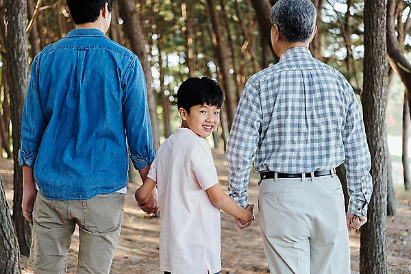 포토 JPG 주간 나무 할아버지 남자 아들 40대 가족 손자 한국 미소 상반신 야외 옆모습 뒷모습 아웃포커스 10대 세명 걷기 손잡기 산책 한국인 가족라이프 뒤돌아보기 아빠 60대 숲 부자3대 안면도 남자만 국내포토 자연요소 식물 라이프스타일 노년 아시아 뷰포인트 중년 관계 모션 청소년 휴식 촬영기법 표정 사람 동양인 충청남도 손주 태안 파일형식