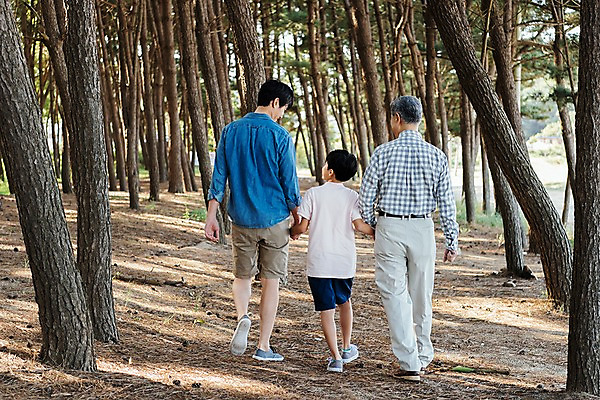 포토 JPG 주간 전신 나무 응시 할아버지 남자 아들 40대 가족 손자 한국 야외 뒷모습 아웃포커스 10대 세명 걷기 손잡기 산책 한국인 가족라이프 아빠 60대 숲 부자3대 안면도 남자만 국내포토 자연요소 식물 라이프스타일 시선 노년 아시아 뷰포인트 중년 관계 모션 청소년 휴식 촬영기법 사람 동양인 충청남도 손주 태안 파일형식