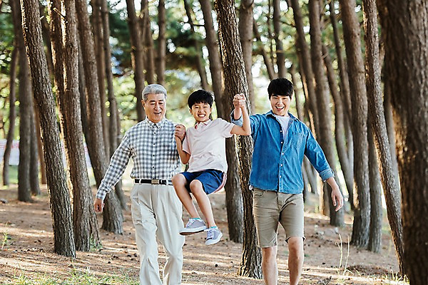 포토 JPG 주간 전신 나무 응시 할아버지 남자 아들 어린이 40대 가족 손자 한국 웃음 들기 소년 야외 앞모습 아웃포커스 10대 세명 걷기 산책 한국인 가족라이프 아빠 60대 숲 즐거움 부자3대 안면도 남자만 국내포토 자연요소 식물 라이프스타일 시선 노년 감정 아시아 뷰포인트 중년 관계 모션 청소년 휴식 촬영기법 표정 사람 동양인 충청남도 손주 태안 파일형식 나라 컨셉 인종 성인 생활 충청도