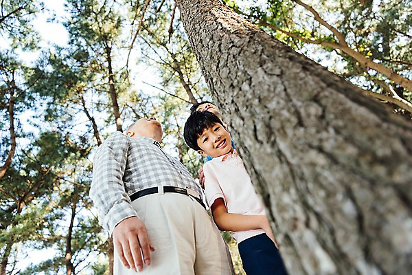 포토 JPG 주간 나무 응시 할아버지 남자 아들 어린이 로우앵글 40대 가족 손자 한국 서기 미소 소년 상반신 야외 옆모습 아웃포커스 10대 세명 한국인 가족라이프 아빠 60대 숲 부자3대 안면도 남자만 국내포토 자연요소 식물 라이프스타일 시선 노년 아시아 뷰포인트 중년 관계 모션 청소년 촬영기법 표정 사람 동양인 충청남도 손주 태안 파일형식