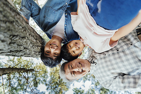 포토 JPG 주간 나무 할아버지 남자 아들 어린이 로우앵글 40대 가족 손자 한국 서기 웃음 소년 상반신 야외 아웃포커스 10대 세명 한국인 가족라이프 아빠 60대 숲 부자3대 안면도 남자만 국내포토 자연요소 식물 라이프스타일 노년 아시아 뷰포인트 중년 관계 모션 청소년 촬영기법 표정 사람 동양인 충청남도 손주 태안 파일형식