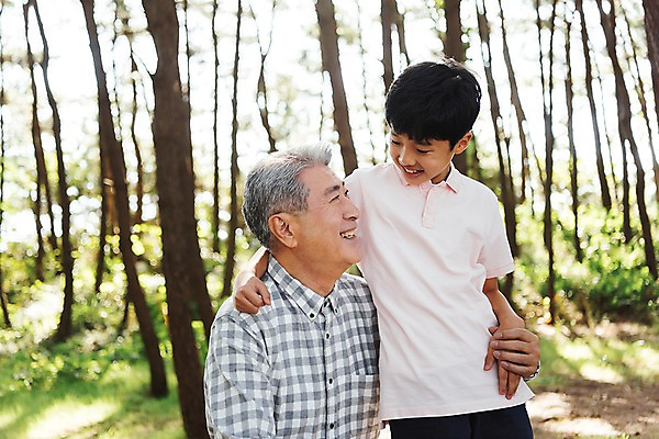 포토 JPG 주간 나무 응시 할아버지 노년 남자 어린이 가족 어깨동무 손자 한국 서기 웃음 앉기 소년 상반신 야외 두명 앞모습 10대 마주보기 한국인 가족라이프 60대 숲 안면도 남자만 국내포토 자연요소 식물 라이프스타일 시선 아시아 뷰포인트 포즈 관계 모션 청소년 표정 사람 동양인 성인 충청남도 손주 태안 파일형식 나라 인종 생활 충청도