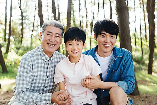 포토 JPG 주간 나무 할아버지 남자 아들 어린이 40대 가족 손자 한국 웃음 앉기 소년 상반신 야외 앞모습 아웃포커스 10대 세명 손잡기 한국인 가족라이프 아빠 60대 숲 부자3대 안면도 남자만 국내포토 자연요소 식물 라이프스타일 노년 아시아 뷰포인트 중년 관계 모션 청소년 촬영기법 표정 사람 동양인 충청남도 손주 태안 파일형식