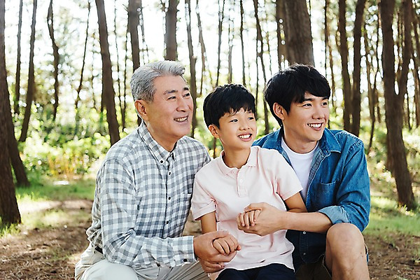포토 JPG 주간 나무 응시 할아버지 남자 아들 어린이 40대 가족 손자 한국 웃음 앉기 소년 상반신 야외 앞모습 아웃포커스 10대 세명 손잡기 한국인 가족라이프 아빠 60대 숲 부자3대 안면도 남자만 국내포토 자연요소 식물 라이프스타일 시선 노년 아시아 뷰포인트 중년 관계 모션 청소년 촬영기법 표정 사람 동양인 충청남도 손주 태안 파일형식
