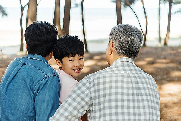 포토 JPG 주간 나무 할아버지 남자 아들 어린이 40대 가족 손자 한국 미소 앉기 소년 상반신 야외 뒷모습 아웃포커스 10대 세명 한국인 가족라이프 뒤돌아보기 아빠 60대 숲 부자3대 안면도 남자만 국내포토 자연요소 식물 라이프스타일 노년 아시아 뷰포인트 중년 관계 모션 청소년 촬영기법 표정 사람 동양인 충청남도 손주 태안 파일형식