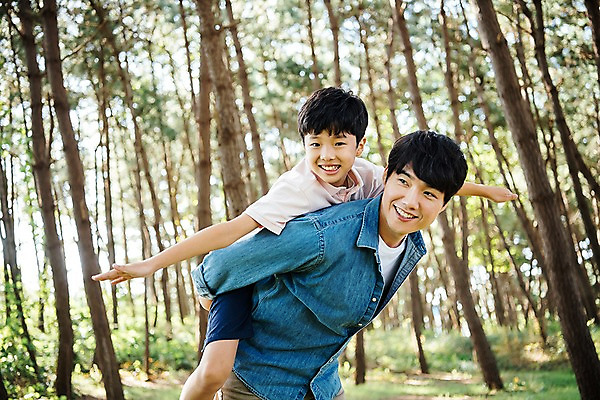 포토 JPG 주간 나무 응시 남자 아들 어린이 40대 가족 팔벌리기 한국 서기 웃음 상반신 야외 두명 옆모습 아웃포커스 10대 한국인 가족라이프 아빠 숲 즐거움 업기 비행기놀이 안면도 부자지간 남자만 국내포토 자연요소 식물 라이프스타일 시선 감정 아시아 뷰포인트 중년 관계 모션 청소년 놀이 촬영기법 표정 사람 동양인 충청남도 태안 파일형식