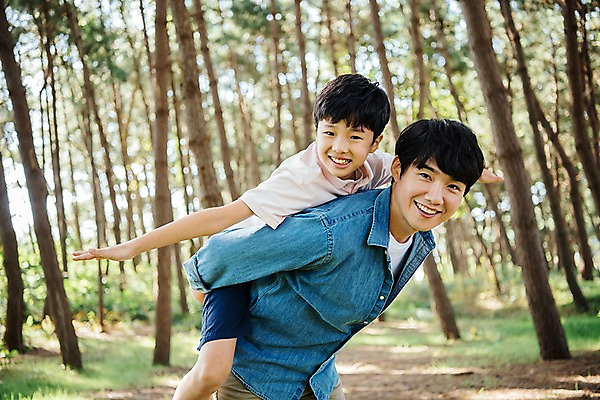 포토 JPG 주간 나무 남자 아들 어린이 40대 가족 팔벌리기 한국 서기 웃음 상반신 야외 두명 옆모습 아웃포커스 10대 한국인 가족라이프 아빠 숲 즐거움 업기 비행기놀이 안면도 부자지간 남자만 국내포토 자연요소 식물 라이프스타일 감정 아시아 뷰포인트 중년 관계 모션 청소년 놀이 촬영기법 표정 사람 동양인 충청남도 태안 파일형식
