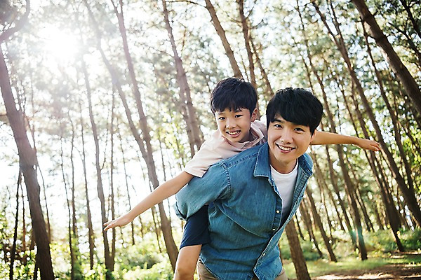 포토 JPG 주간 나무 남자 아들 어린이 40대 가족 팔벌리기 한국 서기 웃음 상반신 야외 두명 앞모습 아웃포커스 10대 한국인 가족라이프 아빠 숲 즐거움 업기 비행기놀이 안면도 부자지간 남자만 국내포토 자연요소 식물 라이프스타일 감정 아시아 뷰포인트 중년 관계 모션 청소년 놀이 촬영기법 표정 사람 동양인 충청남도 태안 파일형식