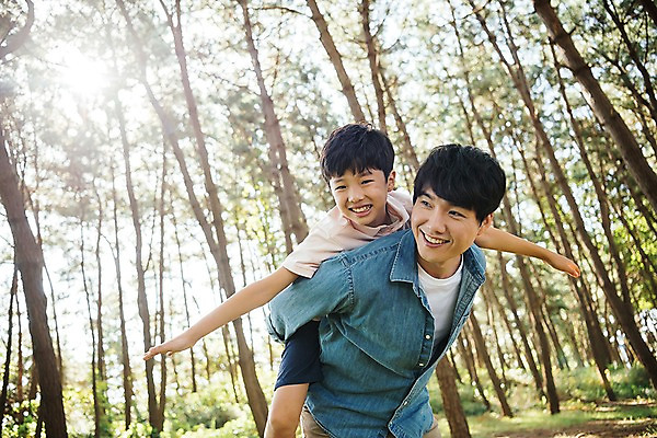 포토 JPG 주간 나무 응시 남자 아들 어린이 40대 가족 팔벌리기 한국 서기 웃음 상반신 야외 두명 앞모습 아웃포커스 10대 한국인 가족라이프 아빠 숲 즐거움 업기 비행기놀이 안면도 부자지간 남자만 국내포토 자연요소 식물 라이프스타일 시선 감정 아시아 뷰포인트 중년 관계 모션 청소년 놀이 촬영기법 표정 사람 동양인 충청남도 태안 파일형식