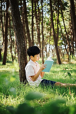 포토 JPG 주간 나무 응시 남자 어린이 한국 한명 웃음 들기 앉기 소년 상반신 야외 옆모습 아웃포커스 10대 책 독서 한국인 숲 안면도 소년한명만 국내포토 자연요소 식물 1 시선 아시아 뷰포인트 모션 청소년 촬영기법 표정 사람 동양인 충청남도 태안 남자한명만 소년만 파일형식