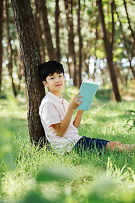 포토 JPG 주간 나무 남자 어린이 한국 한명 웃음 들기 앉기 소년 상반신 야외 옆모습 아웃포커스 10대 책 독서 기댐 한국인 숲 안면도 소년한명만 국내포토 자연요소 식물 1 아시아 뷰포인트 모션 청소년 촬영기법 표정 사람 동양인 충청남도 태안 남자한명만 소년만 파일형식