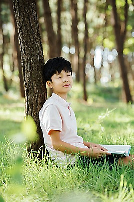 포토 JPG 주간 나무 남자 어린이 한국 한명 웃음 들기 앉기 소년 상반신 야외 옆모습 아웃포커스 10대 책 독서 눈감음 기댐 한국인 잠 숲 안면도 소년한명만 국내포토 자연요소 식물 1 아시아 뷰포인트 모션 청소년 촬영기법 표정 사람 동양인 충청남도 태안 남자한명만 소년만 파일형식