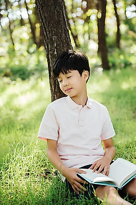 포토 JPG 주간 나무 남자 어린이 한국 한명 웃음 들기 앉기 소년 상반신 야외 앞모습 아웃포커스 10대 책 독서 눈감음 기댐 한국인 잠 숲 안면도 소년한명만 국내포토 자연요소 식물 1 아시아 뷰포인트 모션 청소년 촬영기법 표정 사람 동양인 충청남도 태안 남자한명만 소년만 파일형식