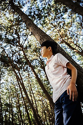 포토 JPG 주간 나무 응시 남자 어린이 로우앵글 한국 한명 서기 웃음 소년 상반신 야외 옆모습 아웃포커스 10대 한국인 숲 안면도 소년한명만 국내포토 자연요소 식물 1 시선 아시아 뷰포인트 모션 청소년 촬영기법 표정 사람 동양인 충청남도 태안 남자한명만 소년만 파일형식