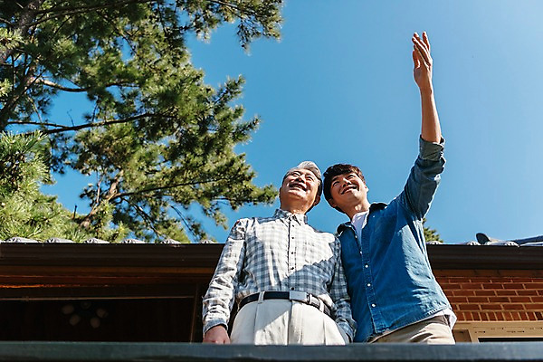 포토 JPG 주간 나무 응시 남자 아들 로우앵글 40대 가족 하늘 한옥 미소 손짓 상반신 성인 야외 두명 앞모습 아웃포커스 한국인 가리킴 가족라이프 아빠 60대 안면도 부자지간 남자만 국내포토 자연요소 식물 한국전통 라이프스타일 시선 노년 뷰포인트 중년 고건축 관계 모션 촬영기법 표정 사람 동양인 충청남도 태안 파일형식