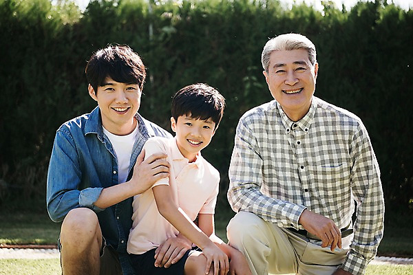 포토 JPG 주간 나무 할아버지 남자 아들 어린이 40대 가족 손자 한국 웃음 앉기 소년 상반신 야외 앞모습 아웃포커스 10대 세명 한국인 가족라이프 아빠 60대 부자3대 안면도 남자만 국내포토 자연요소 식물 라이프스타일 노년 아시아 뷰포인트 중년 관계 모션 청소년 촬영기법 표정 사람 동양인 충청남도 손주 태안 파일형식