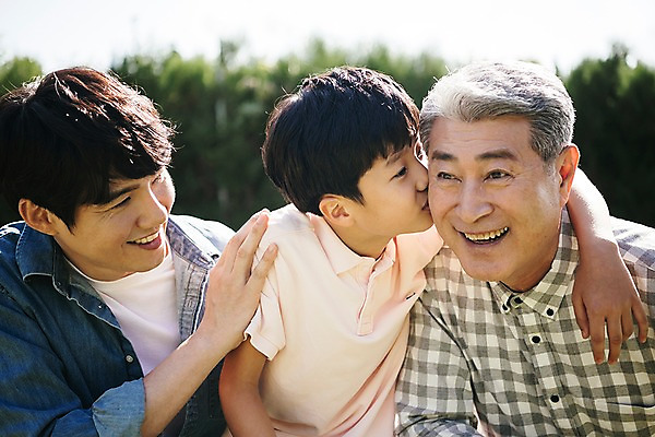 포토 JPG 주간 나무 응시 할아버지 남자 행복 아들 어린이 40대 가족 손자 키스 한국 미소 앉기 소년 잔디 상반신 야외 앞모습 아웃포커스 10대 세명 한국인 가족라이프 아빠 60대 부자3대 안면도 남자만 국내포토 자연요소 식물 라이프스타일 시선 노년 감정 아시아 뷰포인트 중년 관계 모션 청소년 촬영기법 표정 사람 동양인 충청남도 손주 애정표현 태안 파일형식