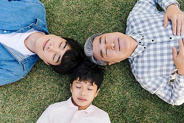 포토 JPG 주간 할아버지 남자 행복 아들 40대 가족 상상 손자 한국 잔디 상반신 야외 앞모습 아웃포커스 10대 세명 하이앵글 눕기 눈감음 한국인 가족라이프 아빠 60대 부자3대 안면도 남자만 국내포토 자연요소 식물 라이프스타일 노년 감정 아시아 뷰포인트 중년 관계 모션 청소년 촬영기법 사람 동양인 충청남도 손주 태안 파일형식
