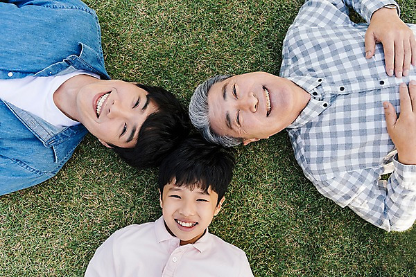 포토 JPG 주간 할아버지 남자 행복 아들 40대 가족 손자 한국 웃음 잔디 상반신 야외 앞모습 아웃포커스 10대 세명 하이앵글 눕기 한국인 가족라이프 아빠 60대 부자3대 안면도 남자만 국내포토 자연요소 식물 라이프스타일 노년 감정 아시아 뷰포인트 중년 관계 모션 청소년 촬영기법 표정 사람 동양인 충청남도 손주 태안 파일형식