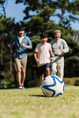포토 JPG 주간 전신 할아버지 남자 아들 어린이 40대 축구공 가족 손자 한국 소년 잔디 야외 앞모습 아웃포커스 10대 세명 달리기 축구 한국인 가족라이프 아빠 60대 공놀이 부자3대 안면도 남자만 국내포토 자연요소 식물 라이프스타일 노년 아시아 뷰포인트 중년 공 축구용품 관계 모션 청소년 놀이 촬영기법 사람 동양인 구기 충청남도 손주 태안 파일형식