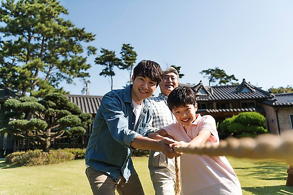 포토 JPG 주간 나무 할아버지 남자 아들 밧줄 40대 가족 협력 손자 한국 서기 웃음 잔디 상반신 야외 앞모습 아웃포커스 10대 세명 한국인 잡기 가족라이프 아빠 60대 줄다리기 부자3대 안면도 부자지간 남자만 국내포토 자연요소 식물 라이프스타일 노년 아시아 줄 뷰포인트 중년 관계 모션 청소년 놀이 촬영기법 표정 사람 동양인 충청남도 손주 태안 파일형식 나라 인종 성인 생활 충청도