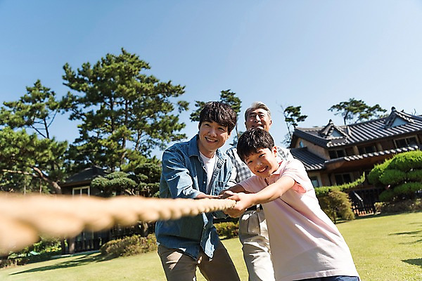 포토 JPG 주간 나무 할아버지 남자 아들 밧줄 40대 가족 협력 손자 한국 서기 웃음 잔디 상반신 야외 앞모습 아웃포커스 10대 세명 한국인 잡기 가족라이프 아빠 60대 줄다리기 부자3대 안면도 부자지간 남자만 국내포토 자연요소 식물 라이프스타일 노년 아시아 줄 뷰포인트 중년 관계 모션 청소년 놀이 촬영기법 표정 사람 동양인 충청남도 손주 태안 파일형식