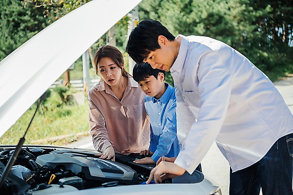 포토 JPG 주간 응시 여자 남자 도로 아들 40대 가족 자동차 엄마 한국 서기 상반신 야외 앞모습 옆모습 아웃포커스 10대 세명 30대 한국인 가족라이프 아빠 고장 핵가족 고민 엔진 심각 안면도 엔진고장 국내포토 자연요소 라이프스타일 시선 감정 아시아 길 육상교통 뷰포인트 중년 컨셉 관계 교통시설 모션 청소년 촬영기법 사람 동양인 장년 충청남도 태안 파일형식